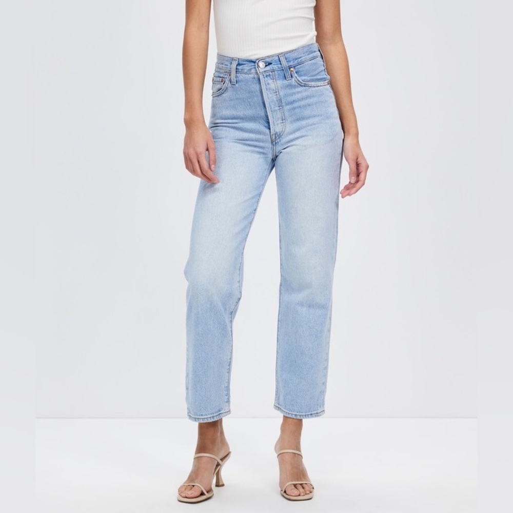 Levi’s Ribcage Straight Ankle Light Wash Size 28